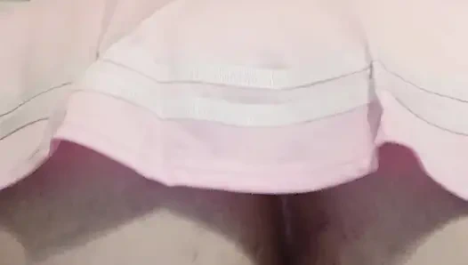 Толстушка с батплагом скачет на большом реалистичном дилдо в розовом платье чирлидерши