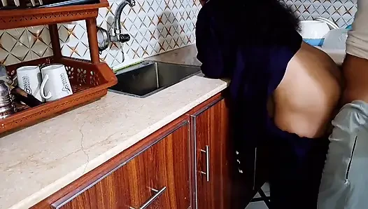 Hintli koca mutfakta karısıyla seks yapıyor