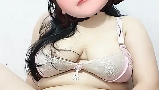 Wanita cantik berpayudara besar menggoda solo masturbasi