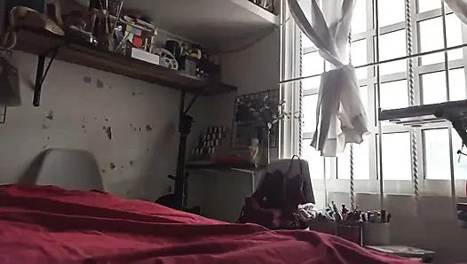 Aku meninggalkan kamar ibu tiriku yang gemuk