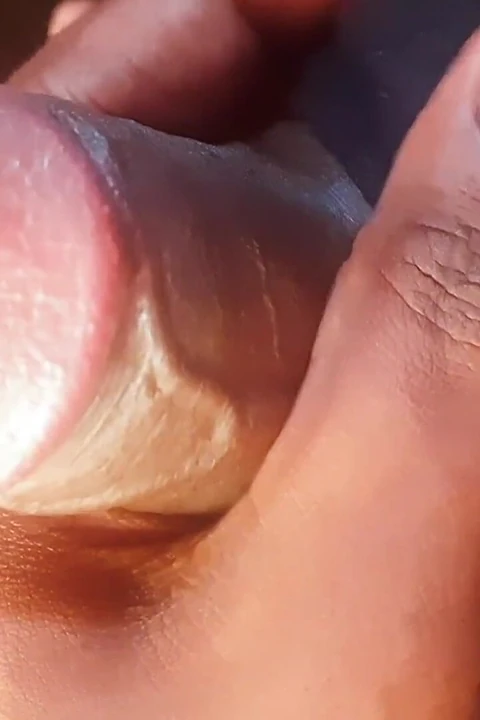 Một chàng trai trẻ người Ấn đang thỏa mãn niềm vui một mình tại nhà.