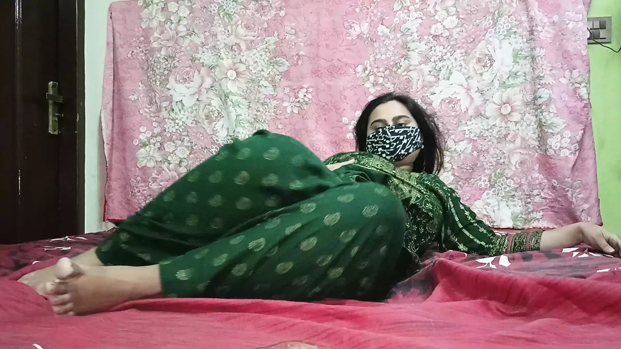 巴基斯坦独奏女孩Sairaxsaim独自在家💦抚摸湿润的阴户