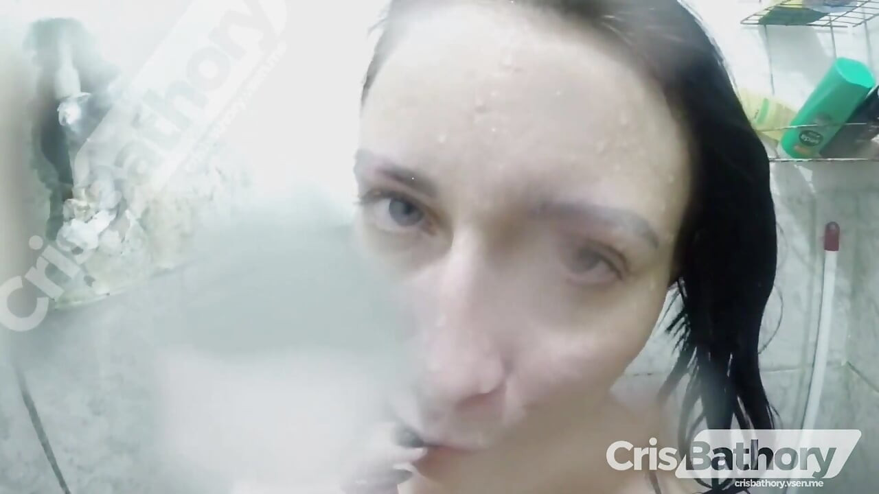 Вземане на секси душ и мастурбиране