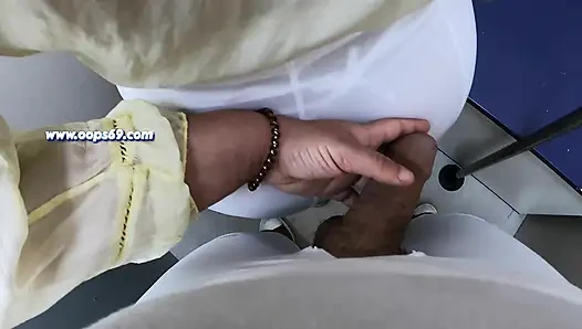 Yabancı Azgın Orta Yaşlı Seksi Kadın Metroda Sikime Dokunuyor - Halka açık Trende Yarak Ovuyor