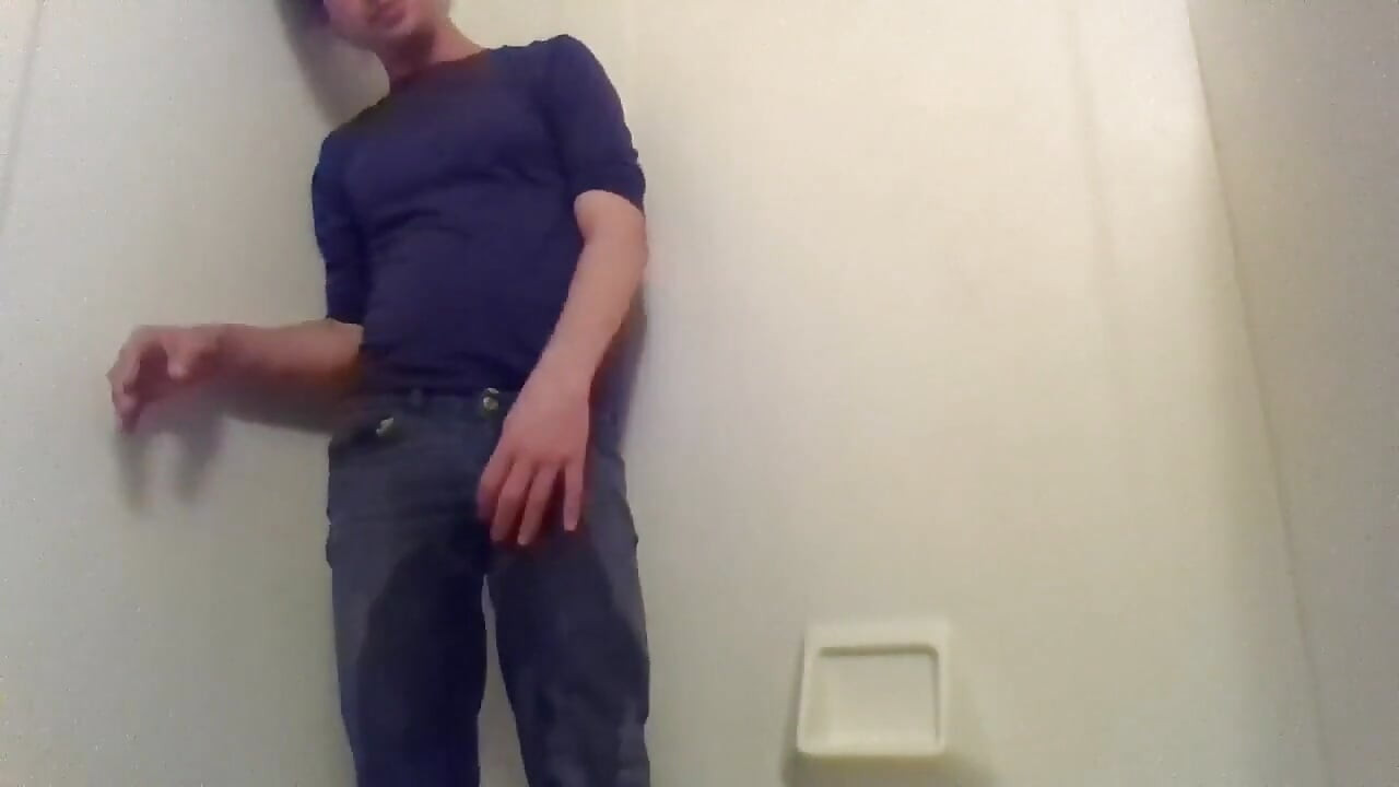 Śliczne Transgirl Pissing Dżins celowo po raz pierwszy; W pełni ubrany