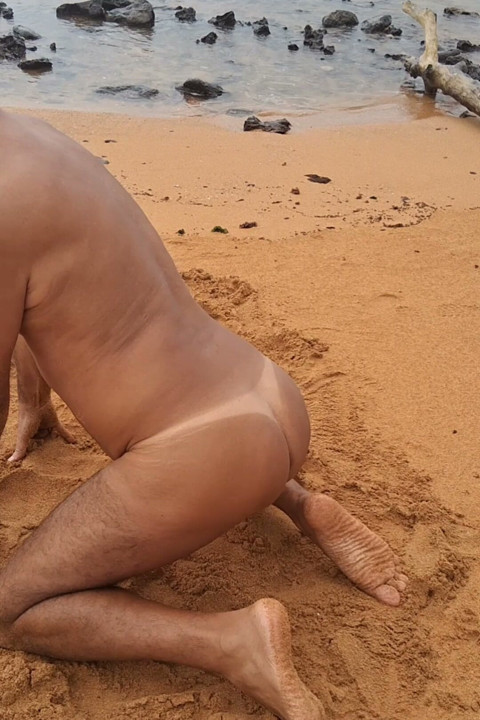 Ladysilva naked on the beach