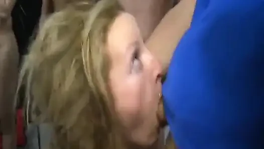 Группа! Возбужденные шлюхи одновременно делают минет кучу членов! Кончание в лицо!