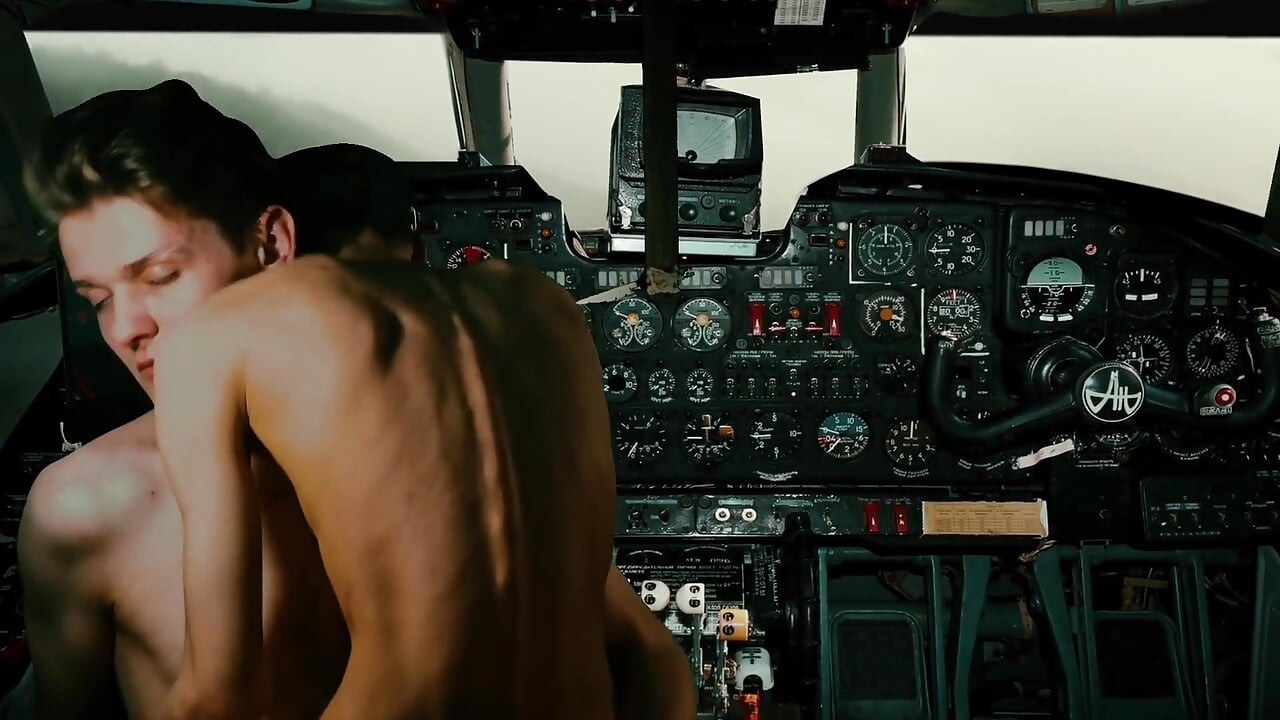 طيار الطائرة مشتت لممارسة الجنس الساخن