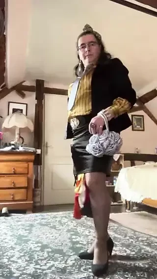 Sekretri ki poshak men