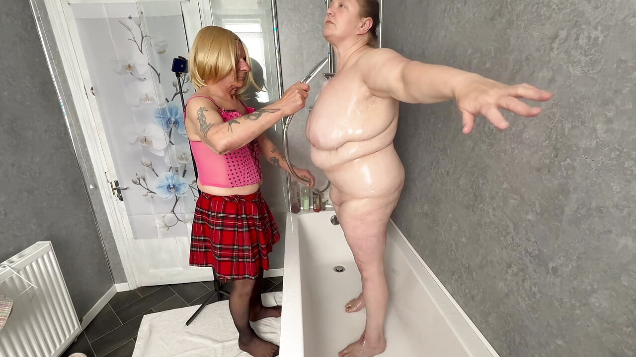 Parte 1: - Puta cachonda se ducha y prepara a Domina Satana para sus sesiones con sus subs.