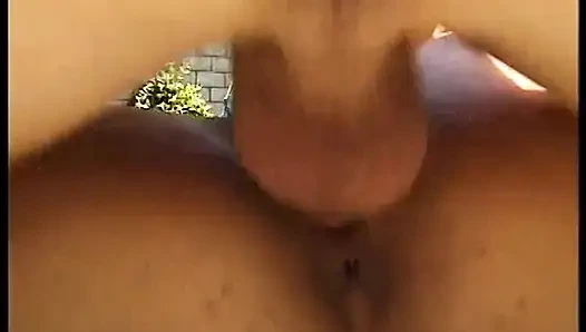 Glücklicher hengst bekommt seinen harten schwanz von zwei küken gelutscht