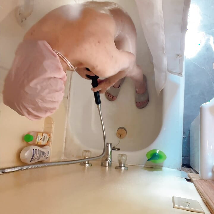 förstapersonsvy hana i duschtid