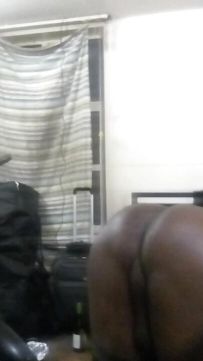 性感的黑人同性恋 femboy 与丰满的屁洞和张开的脸颊