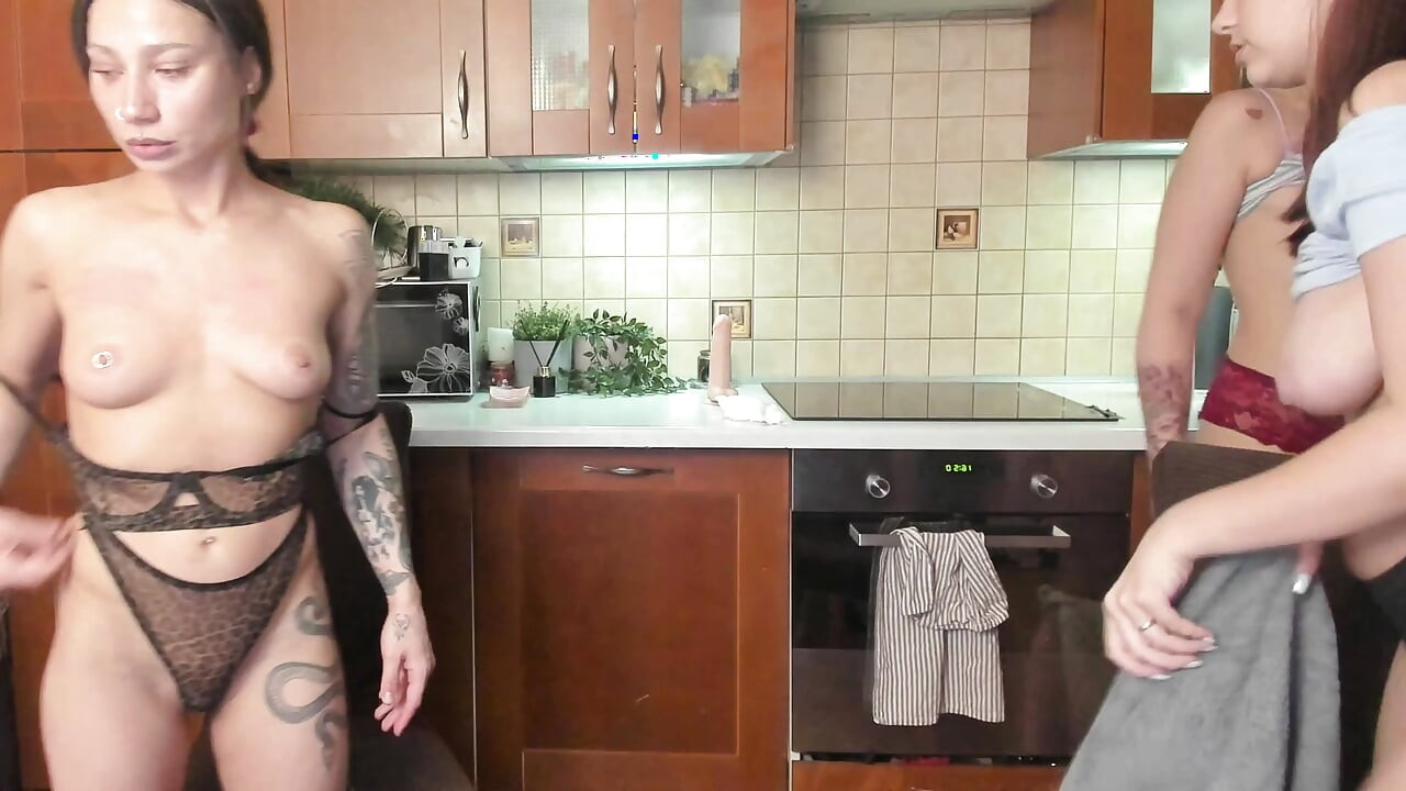Ces salopes sucent et baisent leurs chattes
