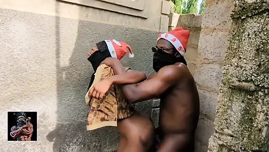 Маленький хуй трахает сексуальную киску Candy на Рождество