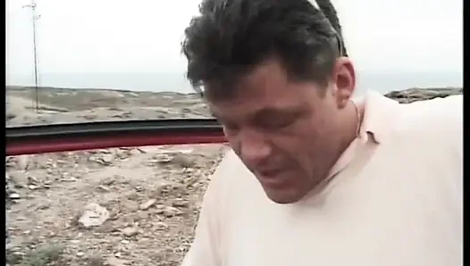 Bazı sürücülere yarağı dava eden olgun sürtükler için yolda seks