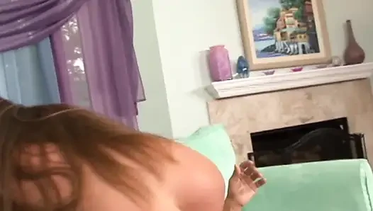 Cowok kulit hitam kontol besar ini lagi asik fingering memek dan pantat bahenol cewek kurus ini