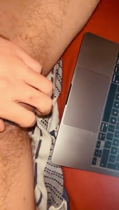 Jock excité qui branle sa queue pour daddy