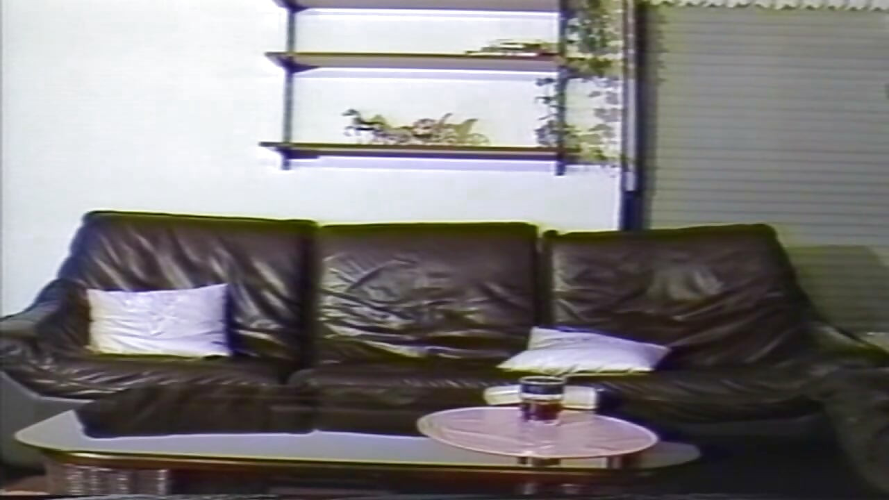 Vintage moden brunette blir fingret og spist til orgasme på sofaen