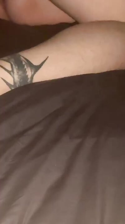 Puni moju pičku sa toliko sperme da mi trči niz dupe