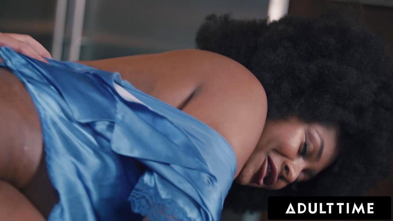 Adult time - Avery Jane, enceinte, s’exhibe dans la cuisine tard dans la nuit et a très envie de se faire baiser bien comme il faut