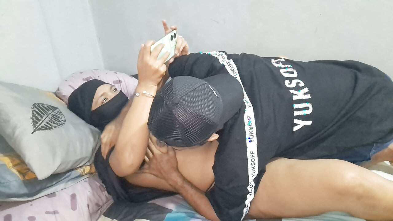 An Asian Muslim Aunt Fucking With A Man In A Hat
