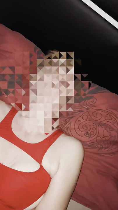 빨간 미니 드레스와 순결을 가진 남편의 마누라, 큰 딜도로 놀기