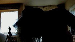 Een grote zwarte lul zuigen in een hotelkamer