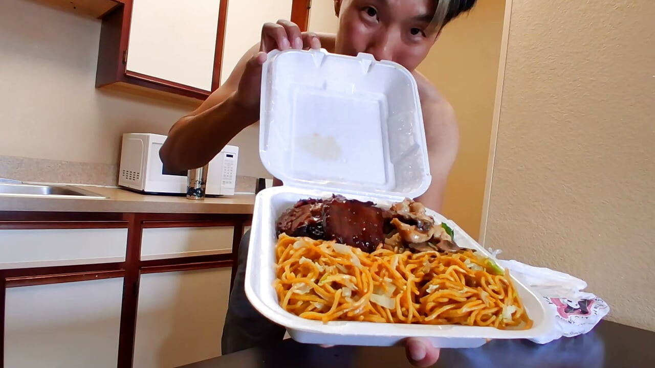 Linisin ang malaking titi ko bago mag-enjoy nitong Chinese takeout na may cum.