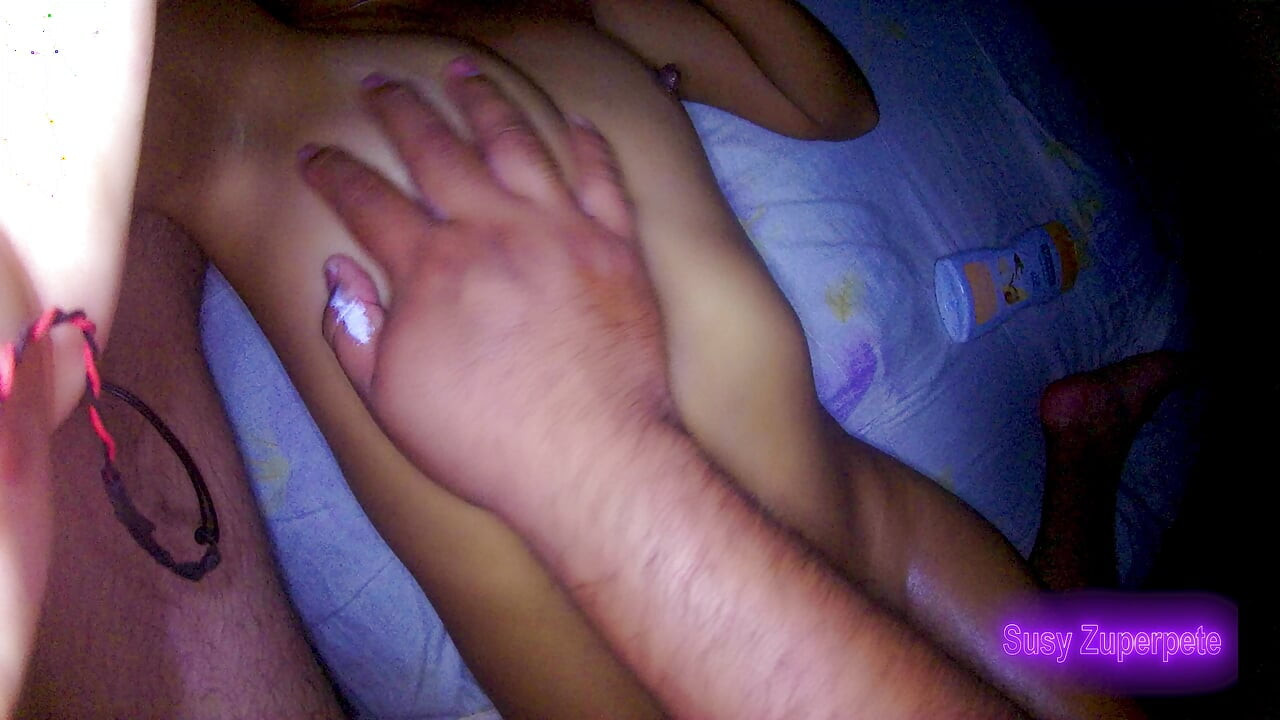 의붓여동생 수지에게 에로 마사지를 해주네: 그녀는 존나 섹시한 엉덩이를 가지고 있어