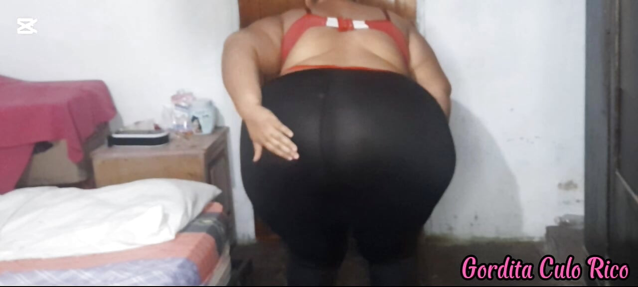 Bella donna scuote il suo enorme culo nella stanza.