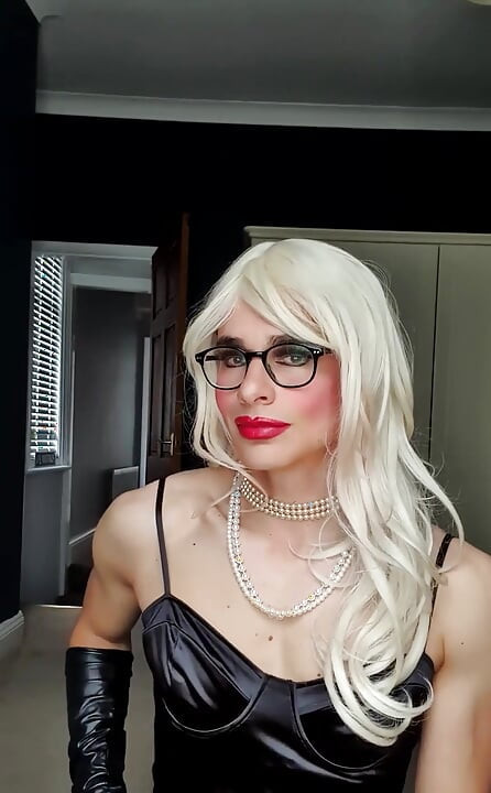 Zadirkujem te u mojoj crnoj haljini od satena, puna škoda, biseri, operske kožne rukavice, čarape, tregeri, biseri, čednost, plavuša