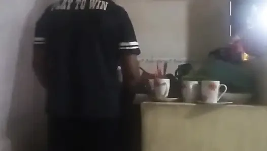 Hizmetçi mutfakta sikiliyor (karım neredeyse bizi buluyor)