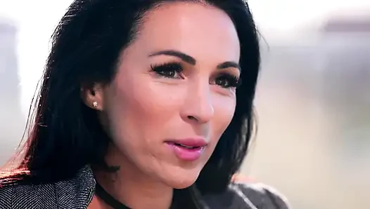 Брюнетка MILF переспала с соседями