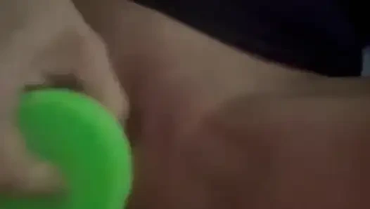 Милфа обожает трахать киску рано утром