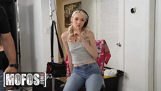MOFOS - звуковая девушка Cecelia Taylor получает вкус порнозвезды жизни, присоединяясь к Johnny для начала траха
