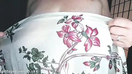 Jane si tante semok nakal menggoda kontolmu dengan pesonanya yang aduhai