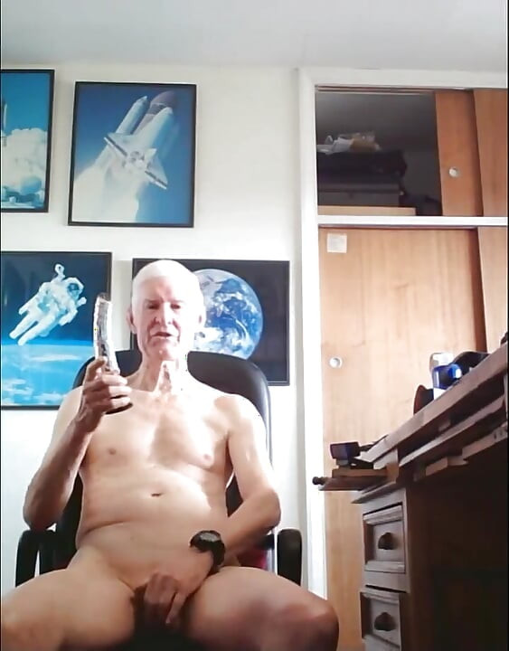 9 inç cam dildoyla oynuyor