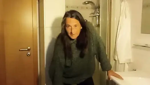 Повседневный взгляд - Ева показывает свою натуральную фигуру Рубенса в ванной