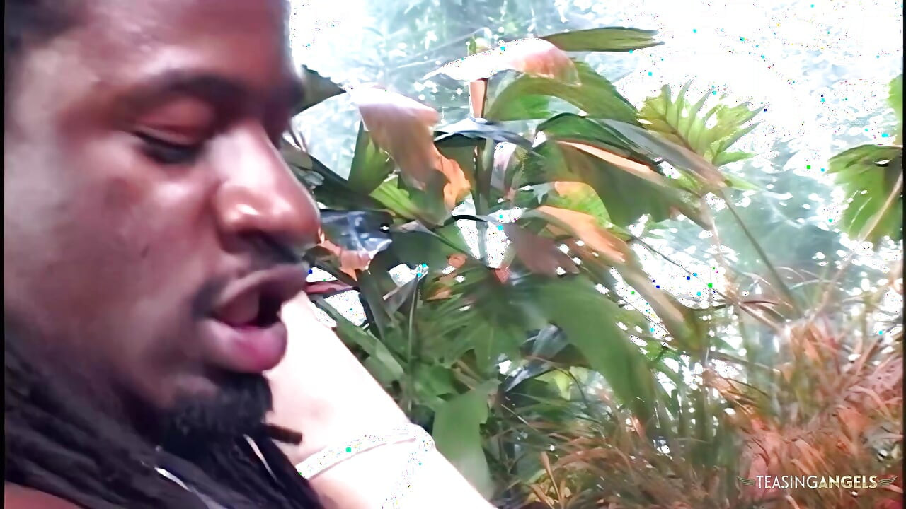 Awek manis bertatu mengambil batang hitam panjang dalam mulut dan pepeknya