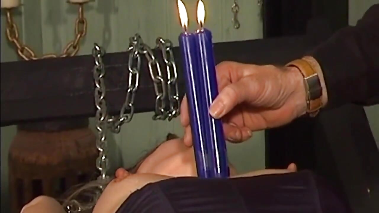 O mamă sexy brunetă matură își udă fața de spermă