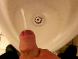 Abspritzen in öffentlichem Toiletten-Urinal