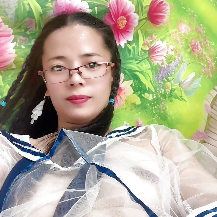 穿女學生裝可以看到她的奶子被甩