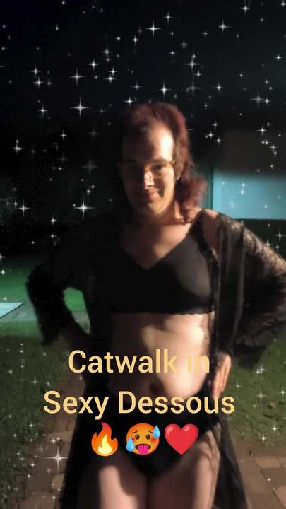 Kifutó szexi dessous-ban.