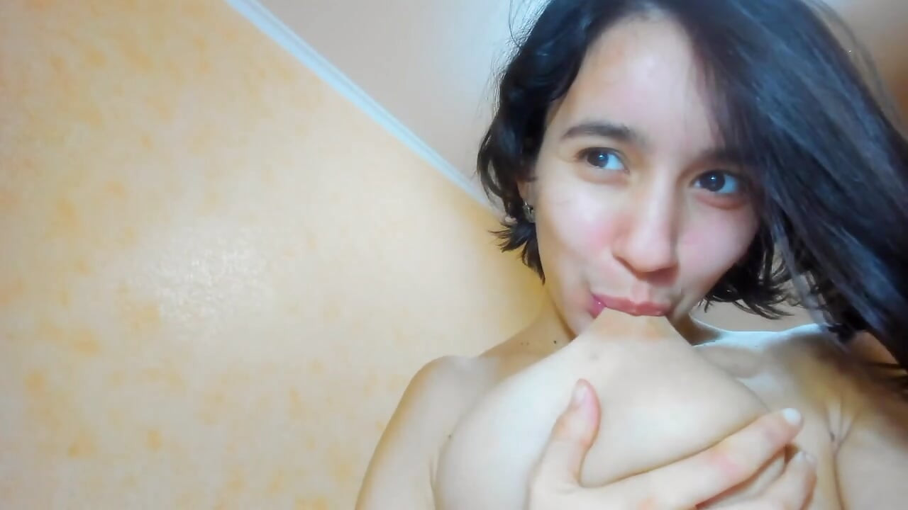 Myla_angel menunjukkan dalam coli putih: tekan, memerah, buah dada melantun, menarik puting, bergerak seksi pada kamera!