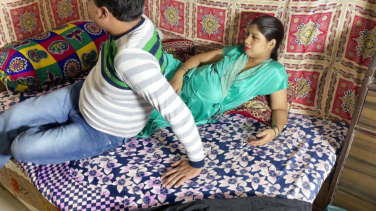 ナイティの美しいインド人バービがセックスに興奮する