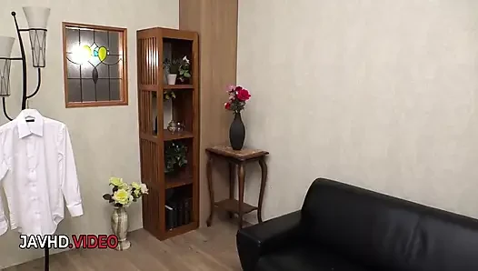 Wilde leidenschaft explodiert, als die asiatische schönheit nako nishino sinnlichen blowjob liefert