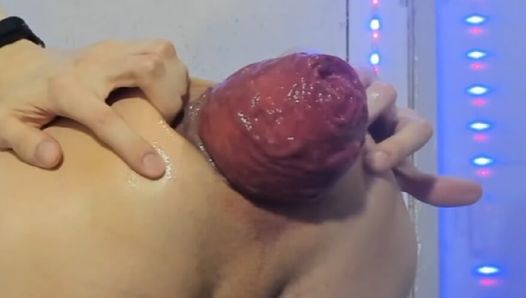 Un joven atlético y caliente bombea su coño anal roto y muestra un enorme prolapso anal