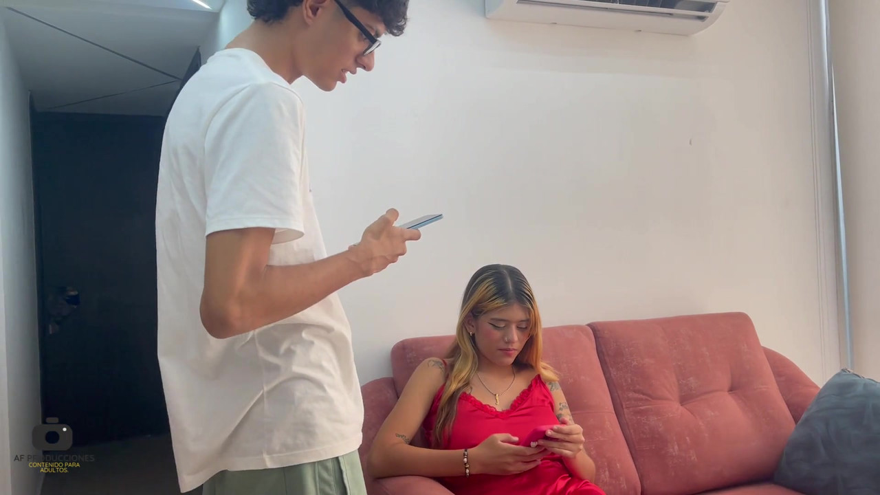 我让我的小继兄处女欲火中烧，操我并射在我的阴户里。