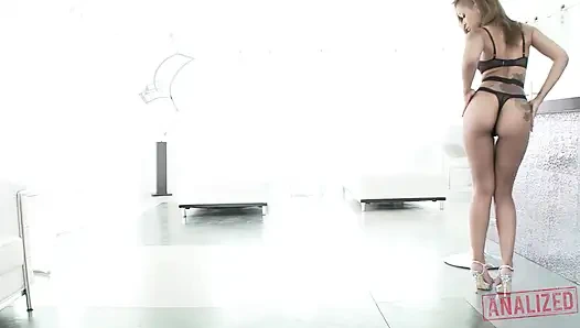 Tubuh fleksibel Skin Diamond dientot habis-habisan sama james deen